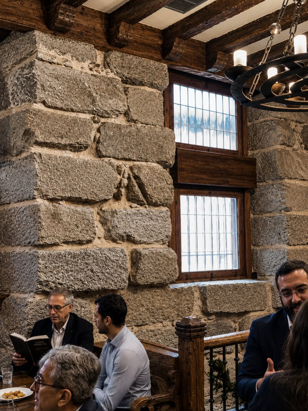 Madrid también se cuenta a través de sus muros.
Piedra, historia y conversaciones que siguen vivas entre tapas y vino.
V