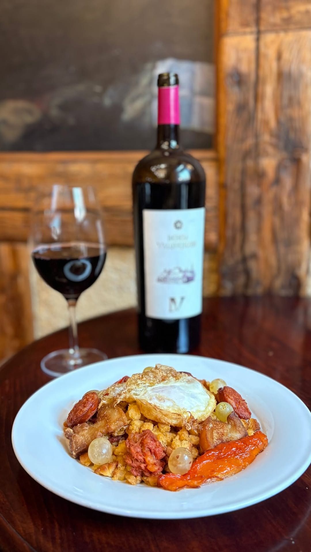 Platos que no necesitan mucho más.
Copa de vino tinto y tiempo para disfrutarlos.
Migas en el corazón del Madrid de los