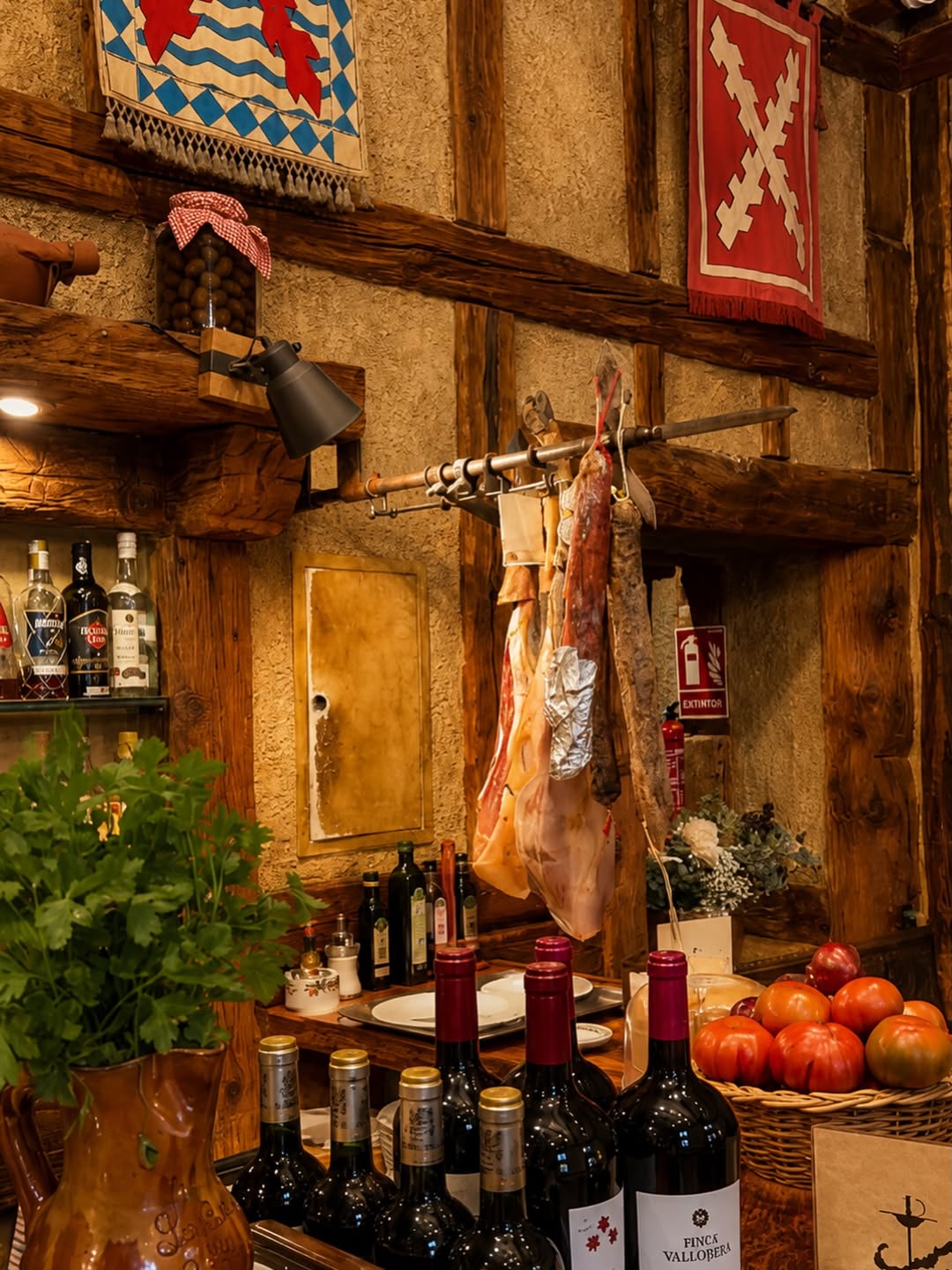 Jamones colgados, madera centenaria y el murmullo de una barra que nunca pierde su esencia.
Hay tradiciones que no neces