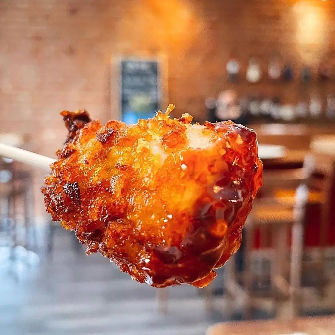 Brocheta de pollo crujiente con salsa agripicante.
Una tapa que está en nuestra carta desde que abrimos nuestra primera