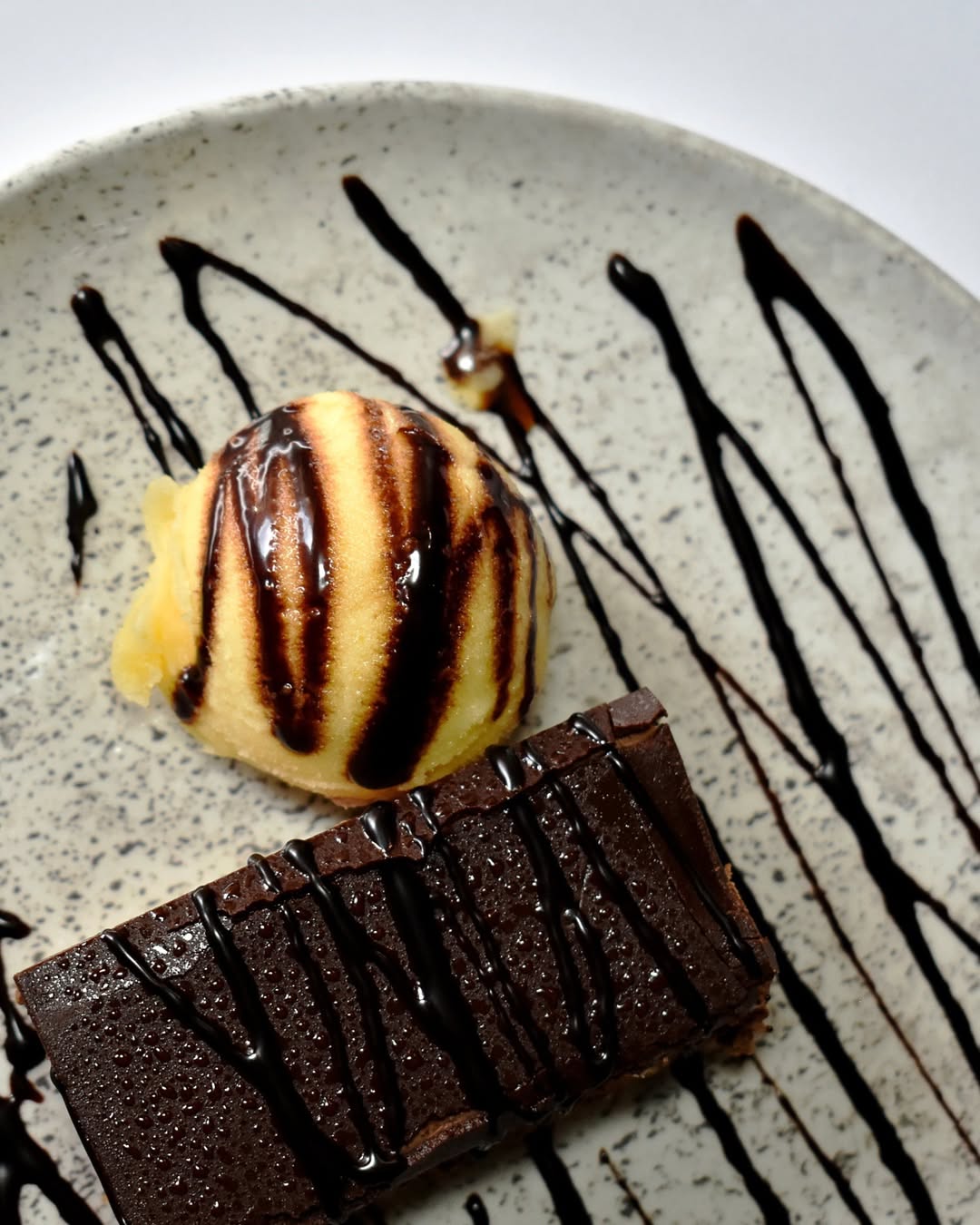 Un final dulce siempre tiene su momento. Nuestra tarta de trufa combina la intensidad y cremosidad del chocolate con la