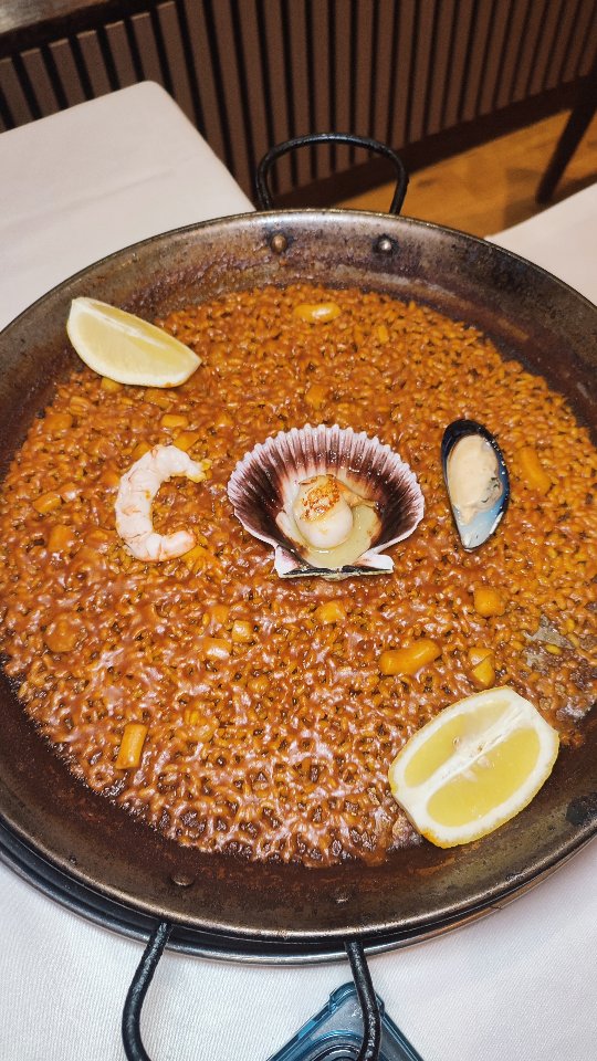👀🥘 ¡TABERNA CON GASTRONOMÍA EXCELENTE! 🥘👀
Hay rincones de Madrid que sorprenden y cada sitio nuevo que conozco es una b