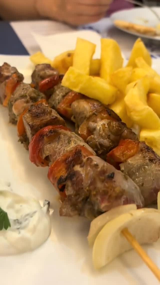Amantes de la comida griega, ¡no os podéis perder este sitio! Se llama @tabernagriegapacifico y está todo buenísimo. Una