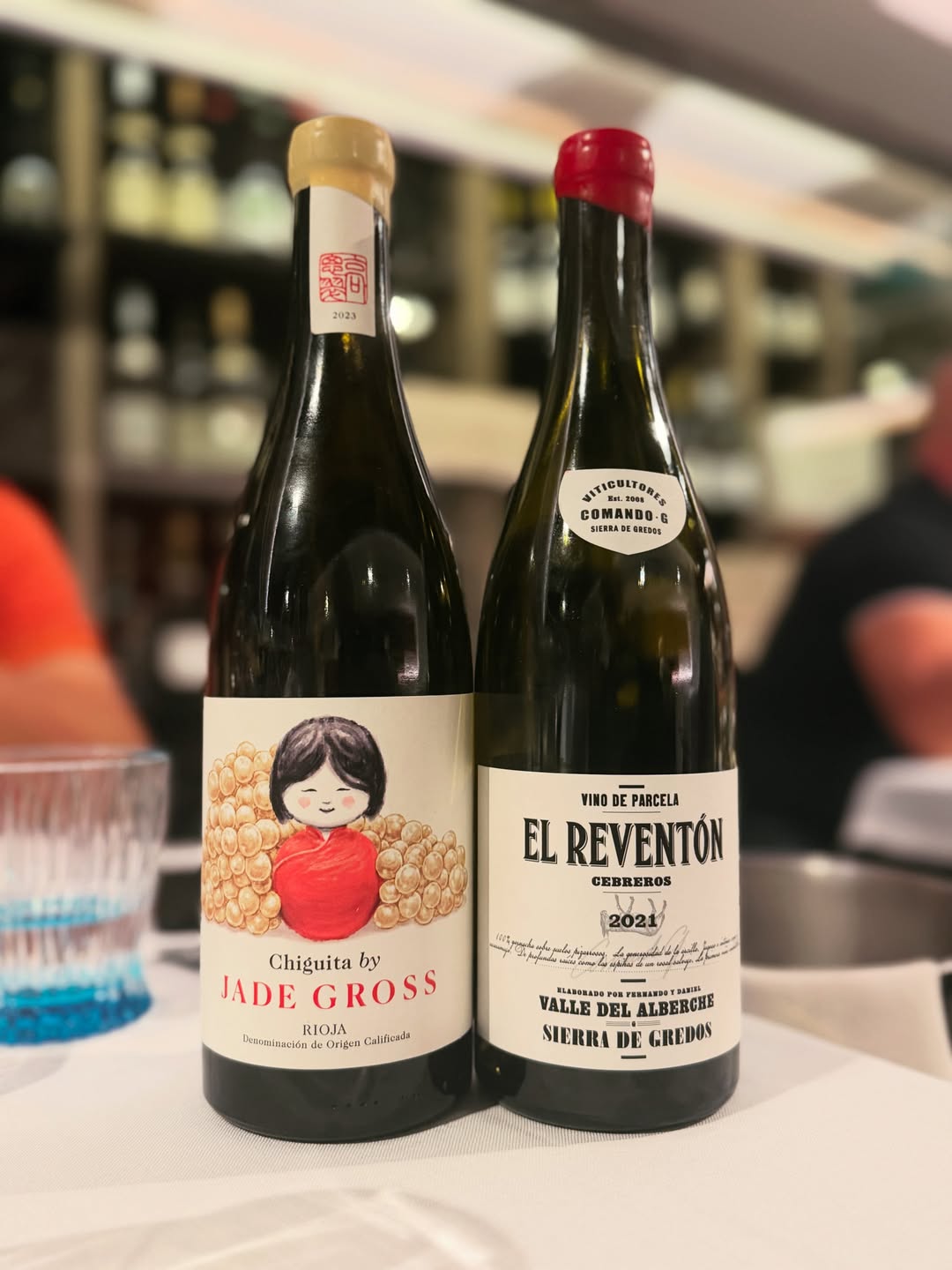 Dos vinazos y una buena cena en la Taberna Laredo, uno de los lugares al que regresa siempre el fugitivo, con un Miguel