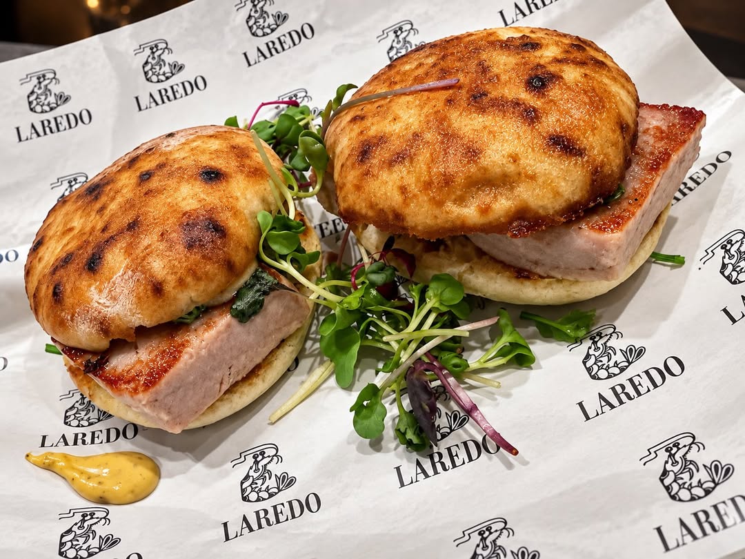 🔝 NOVEDAD EN TABERNA LAREDO 🔝
Tataki de bonito, pan de pita y una salsa que no vamos a desvelar. Porque hay secretos que