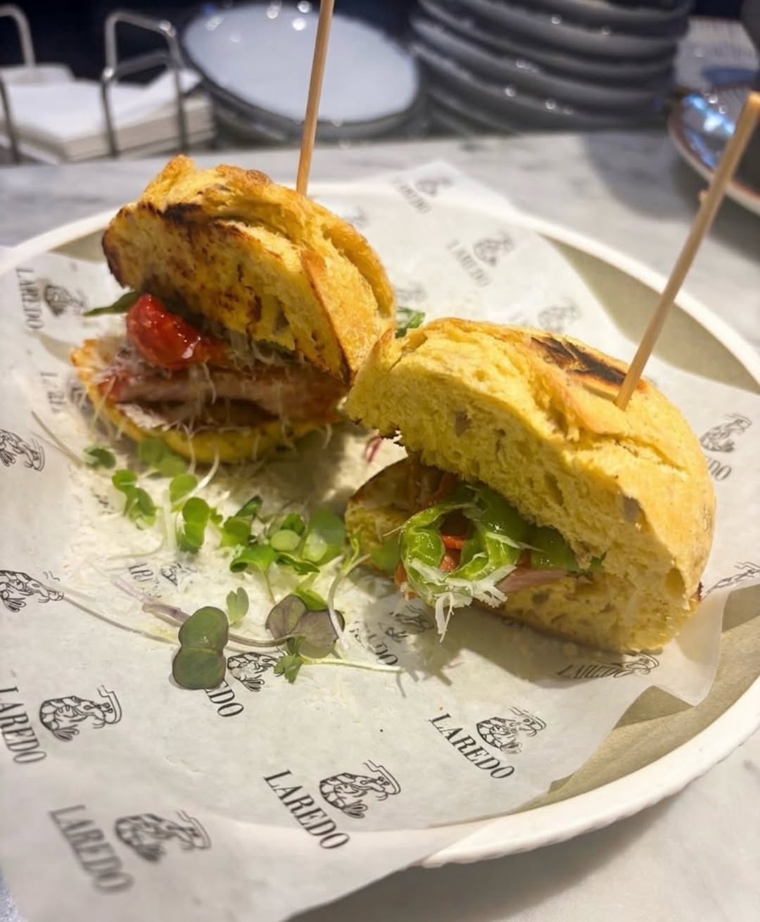 Nuestros nuevos montados de lomo.
.
Buen lomo, pan de maíz y ese cariño por hacer las cosas bien que, por mucho que uno