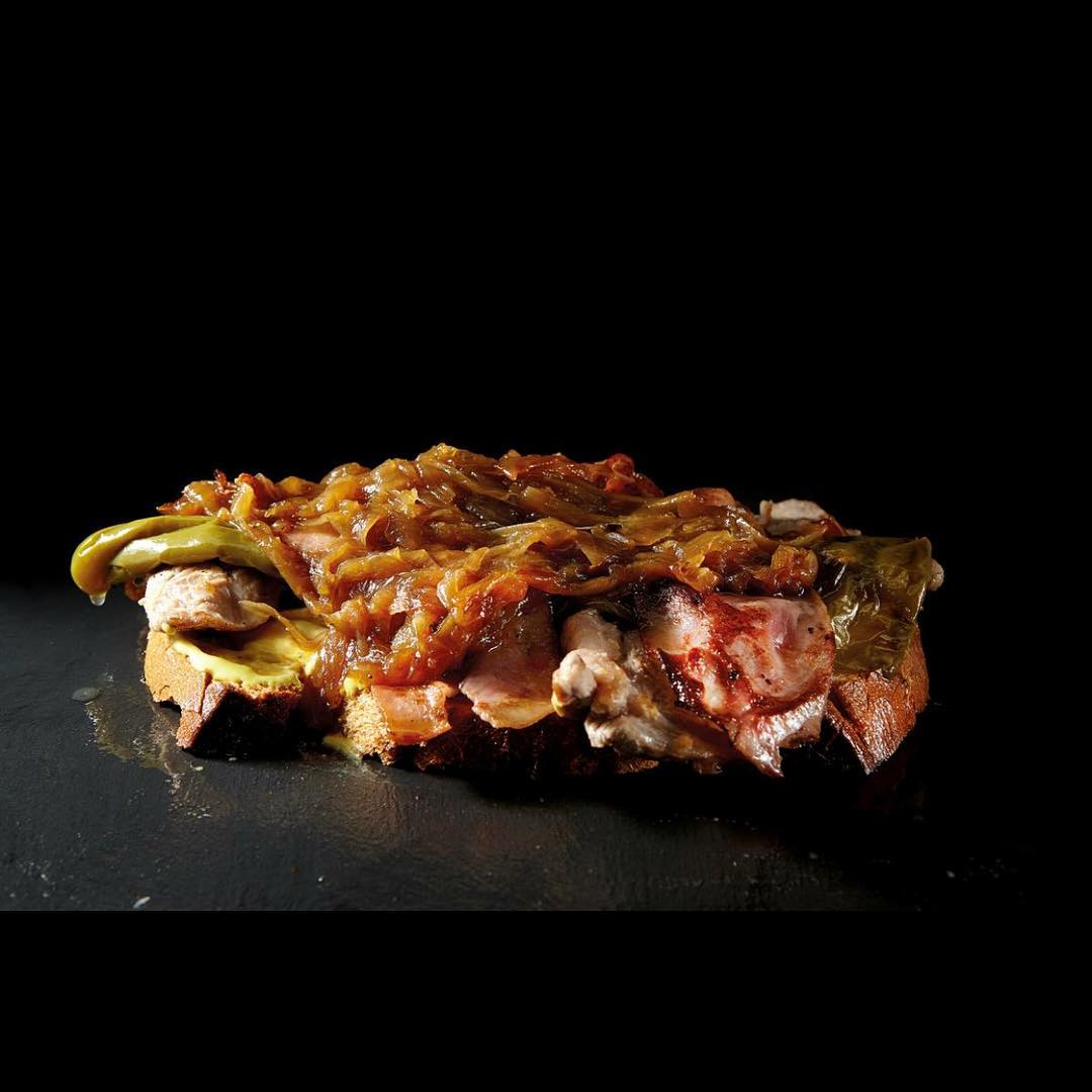 Tosta Especial Taberna! Solomillo, bacon, brie, pimiento, cebolla caramelizada y mostaza. #tostas #taberna #foodie #madr
