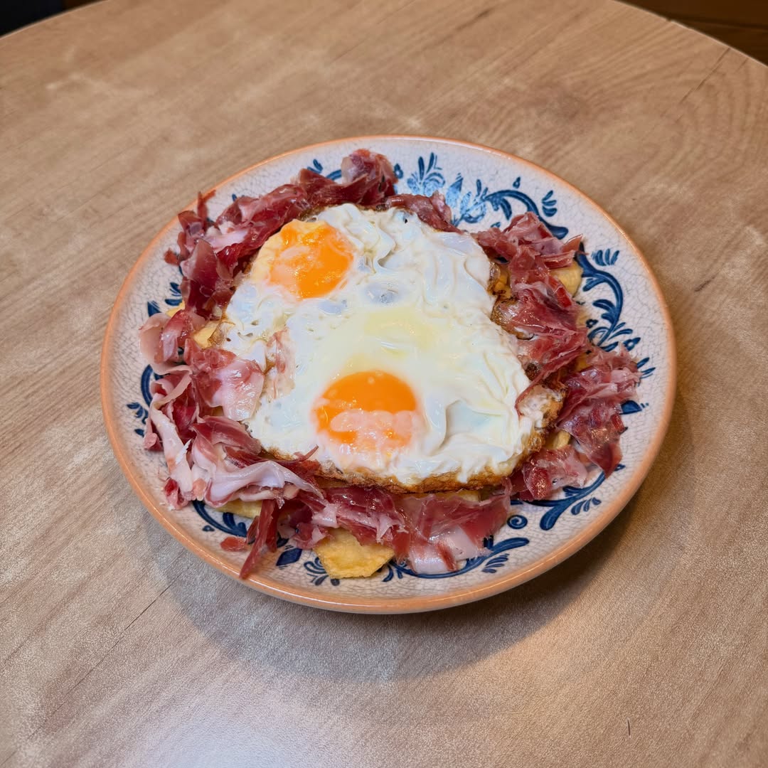 Entre la delicadeza del jamón ibérico y la untuosidad de una yema recién rota, se encuentra ese equilibrio perfecto que