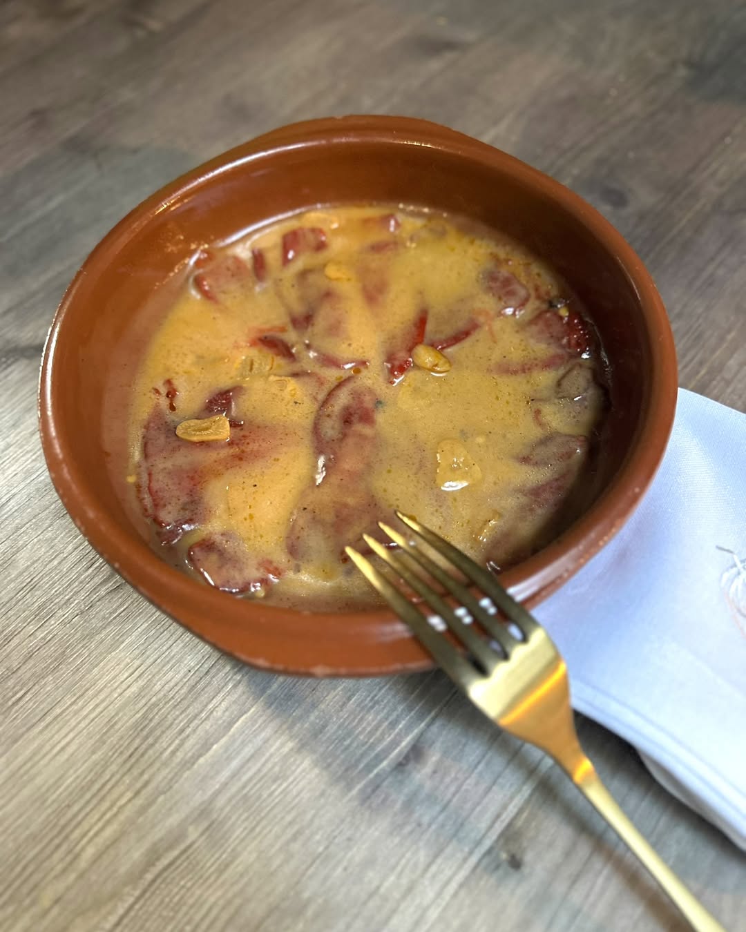 El protagonismo no es solo del pimiento... está en el equilibrio.

Unos fantásticos pimientos, el punto exacto de confit