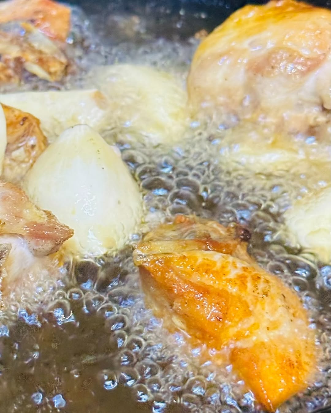 Nuestro Pollo al Ajillo está conquistando a quienes lo prueban porque Carmen lo prepara al instante, cuando llega la com