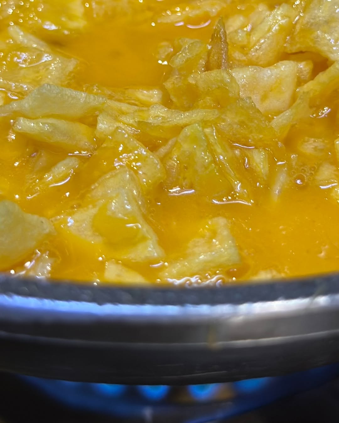 Nuestra Tortilla de Betanzos se elabora una a una, al momento y solo cuando llega la comanda a cocina. Sin prisas, con e