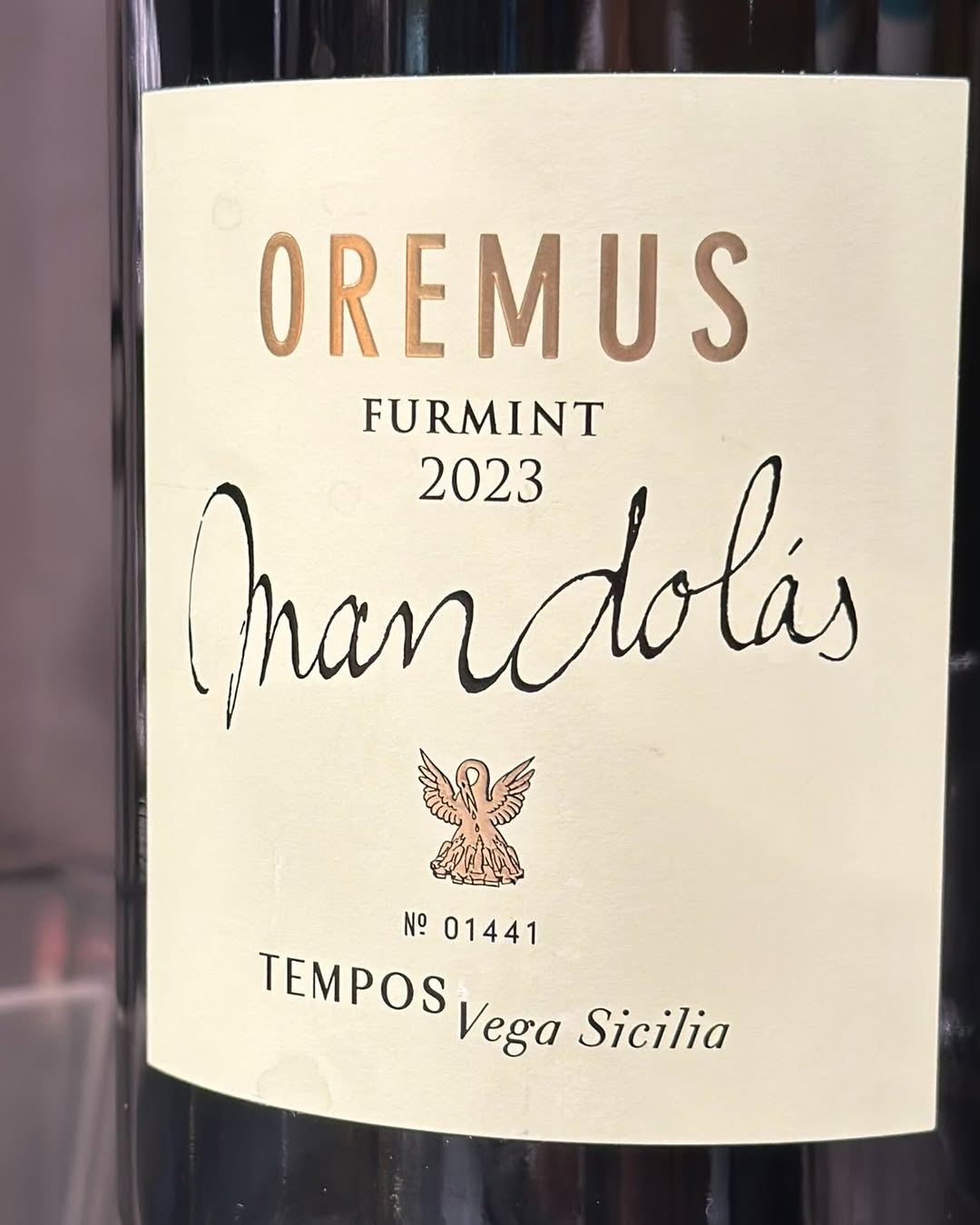 Mandolás de Oremus es uno de esos blancos capaces de sorprender desde la primera cata: fresco, elegante, mineral y con l