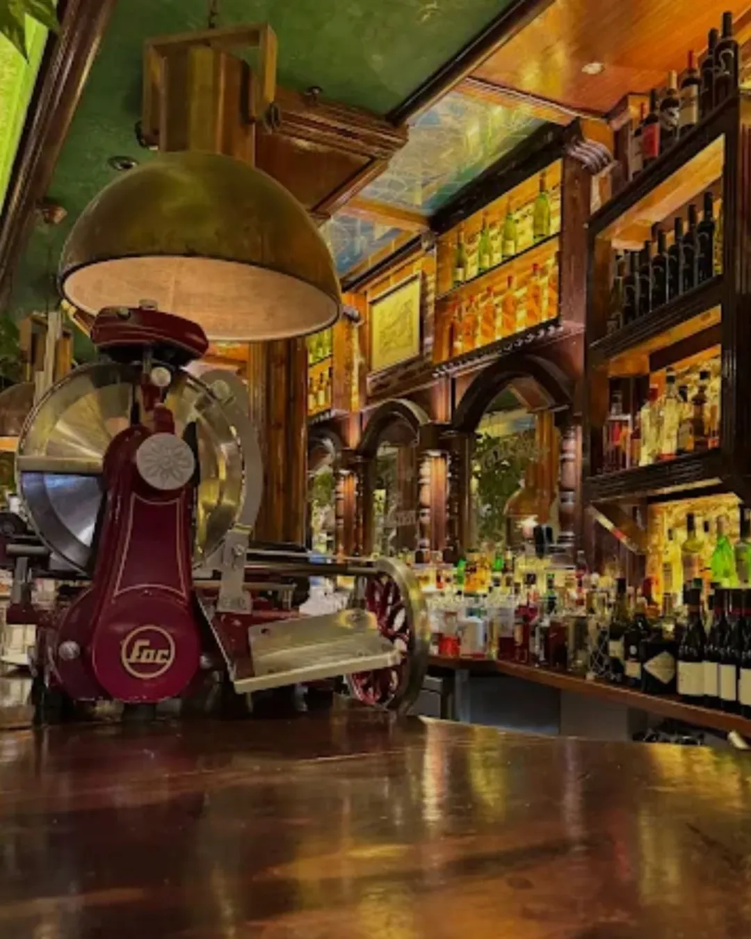 Cada rincón de la Taberna Tirso de Molina tiene una historia que contar…

Entre madera, buen vino y ese ambiente acogedo