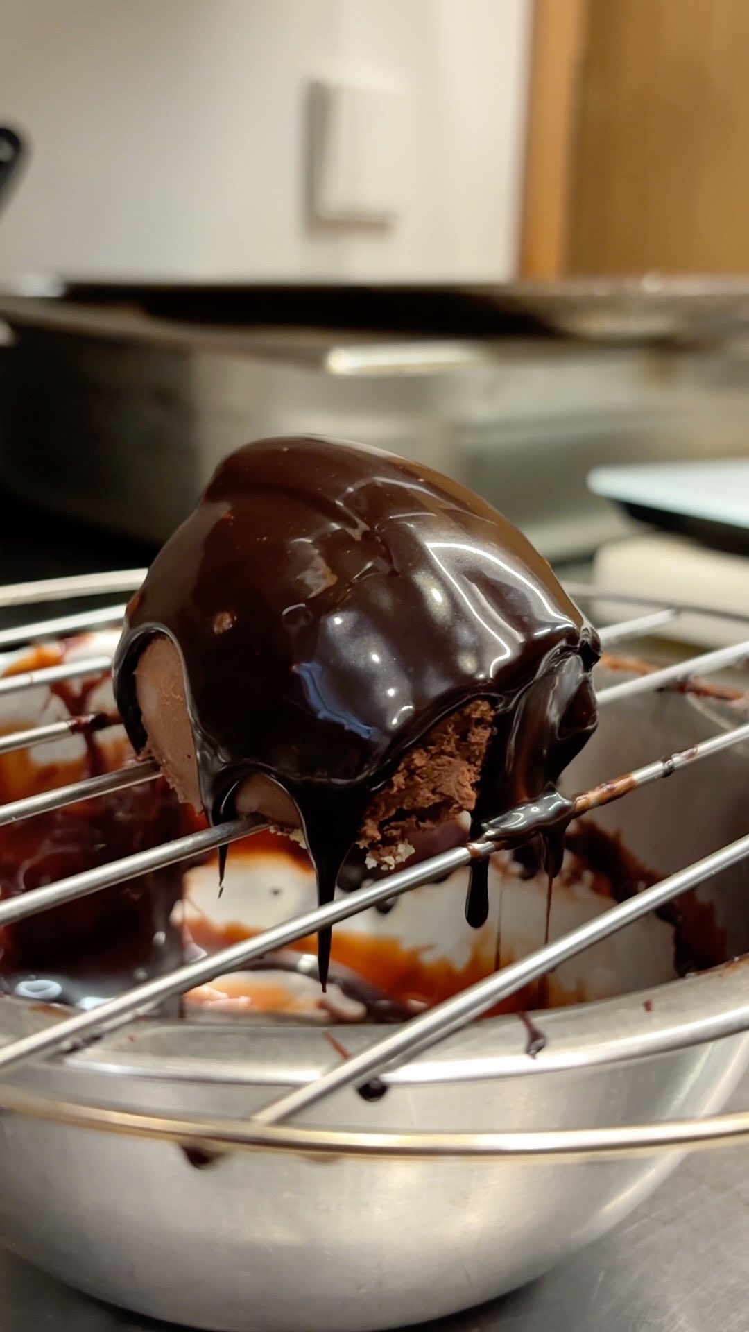 Esta es la pinta que tiene la quenelle de mousse de chocolate con teja de naranja y crumble de cítricos; uno de los post