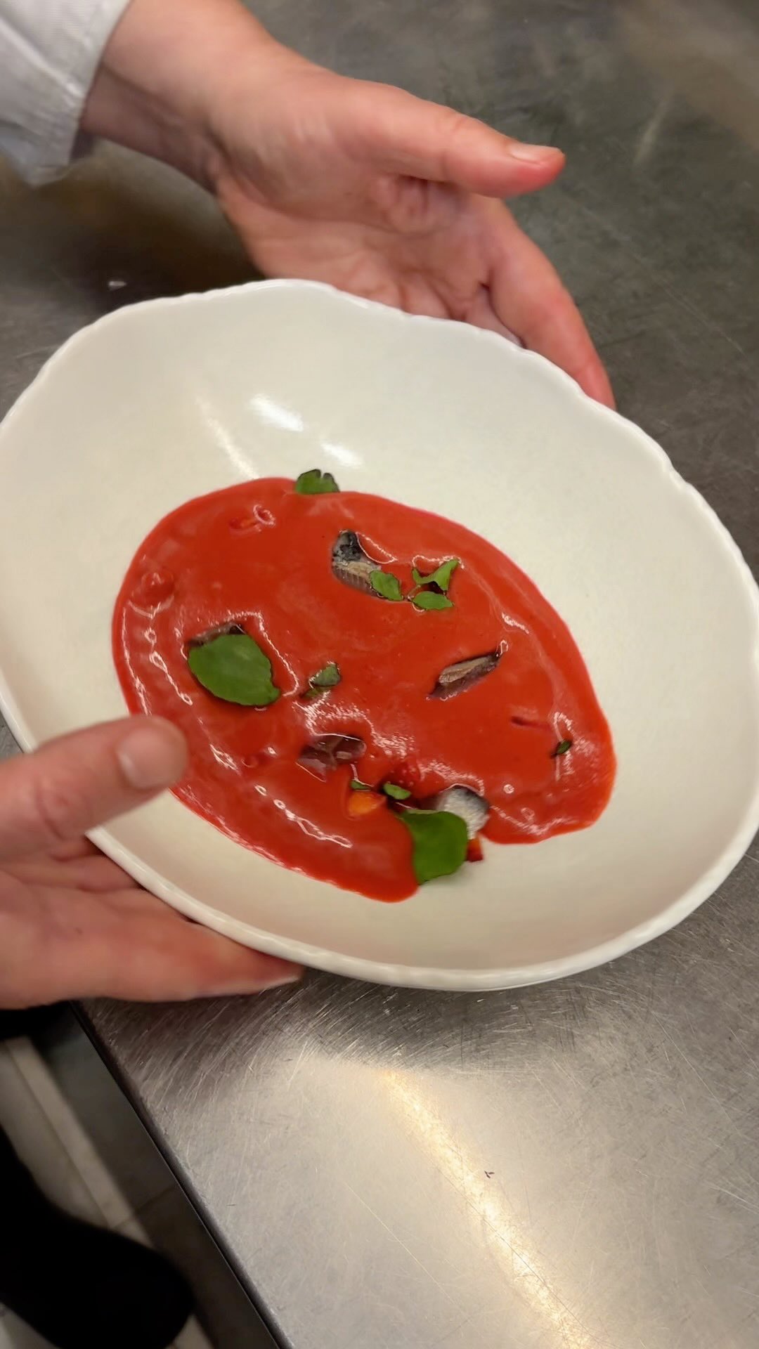 Este plato lo entendemos como un collage. Una obra de arte que emplatamos con este mimo uno por uno. 

Este salmorejo de