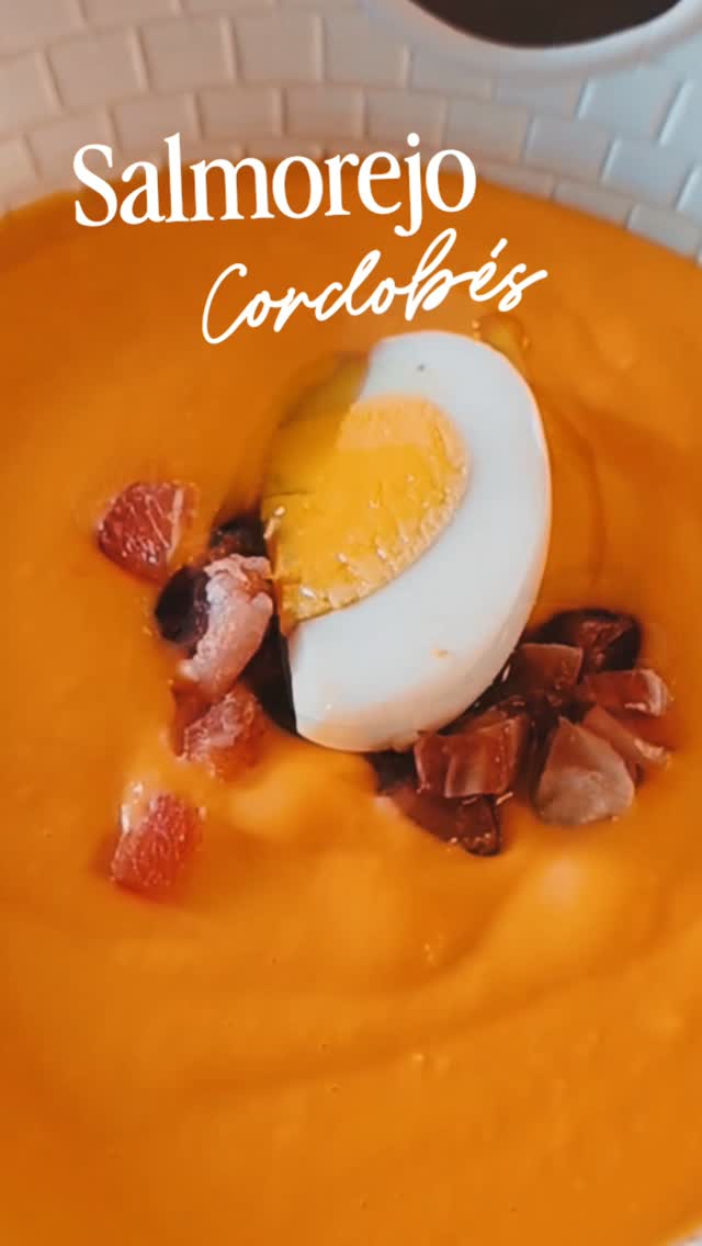 🥣✨ Hay platos que nunca pasan de moda… y el salmorejo cordobés es uno de ellos.
Fresco, cremoso y preparado con todo el