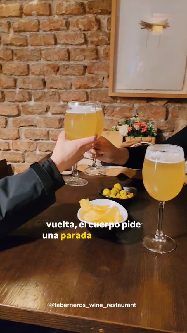 🍷✨ Dicen que los mejores recuerdos siempre ocurren alrededor de una buena mesa.
Cada sonrisa, cada brindis, cada conver