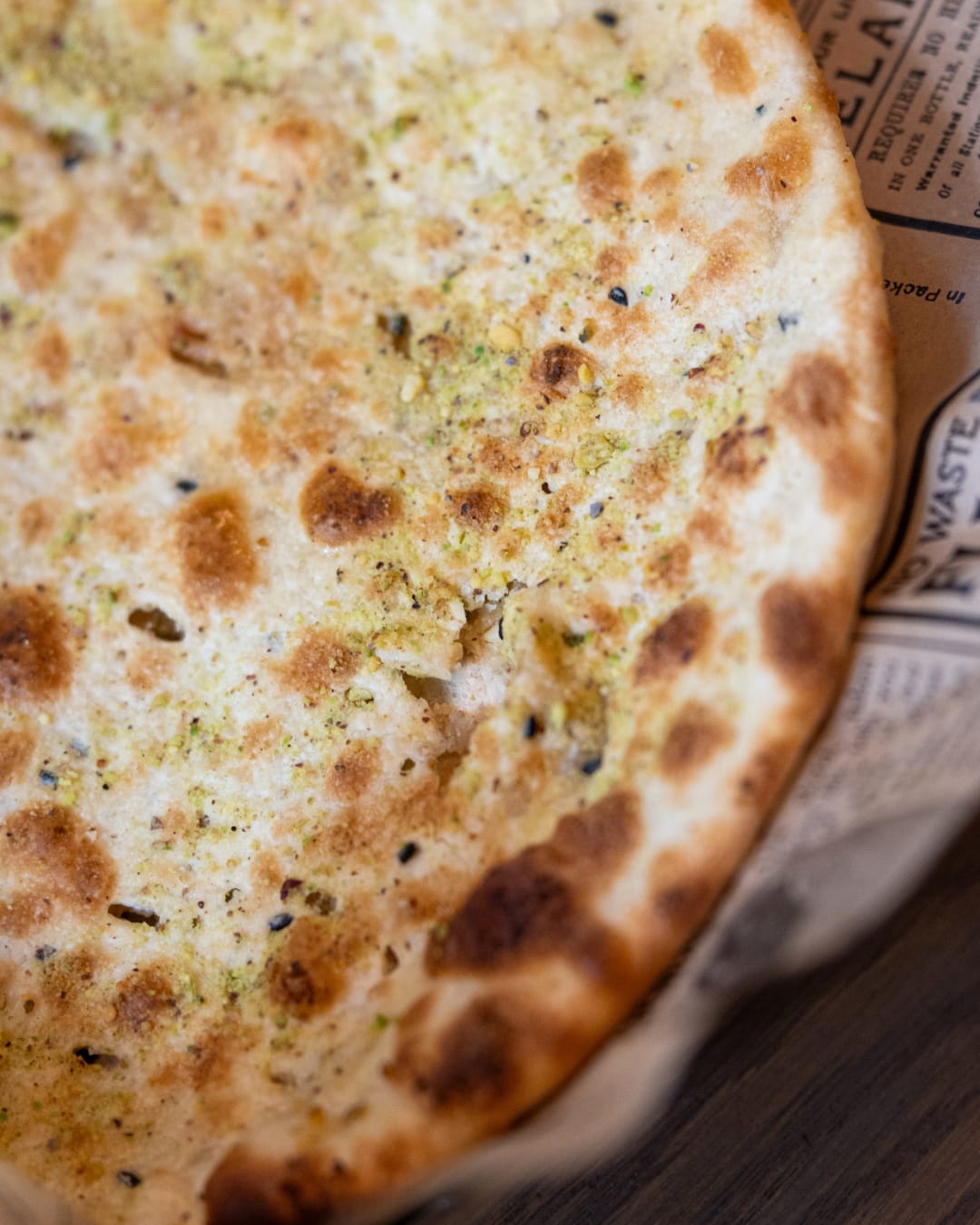 El cubierto más importante de la mesa no es el tenedor. Es el pan. 🔥
En la cocina india, el naan se pega a la pared del