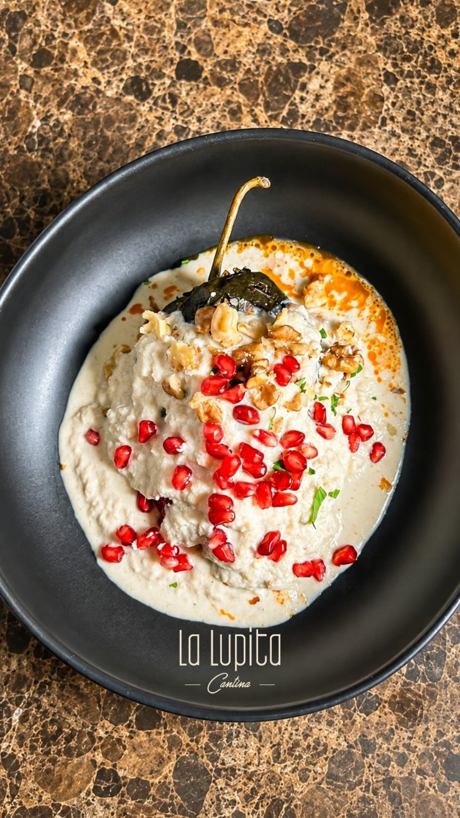 Dicen que la perfección no existe, pero luego ves cómo bañas un chile poblano en su salsa de nogada cremosa y le pones s