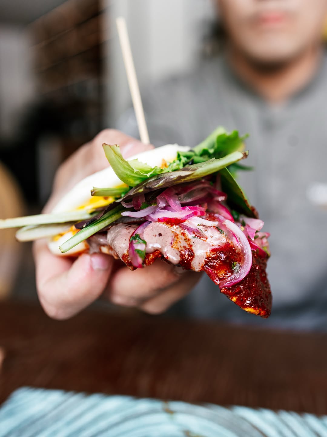 Un bocado diferente y divertido de nuestra carta.

Bao de pollo a la parrilla🔥

El pan bao, casero. El pollo, con un ado