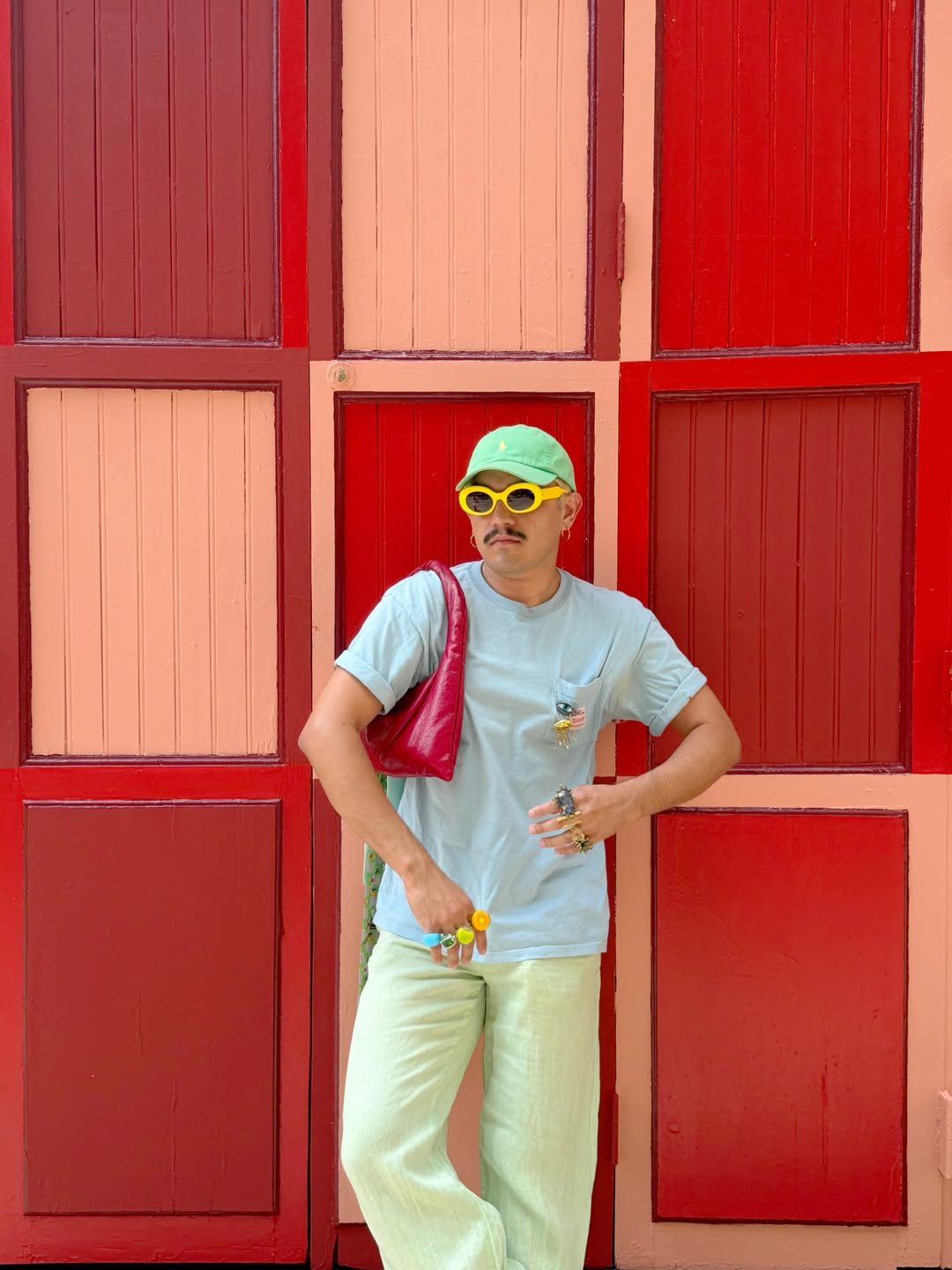 Una puerta pintada con muchos rojos, formas y texturas para @tascabarea 🖍️