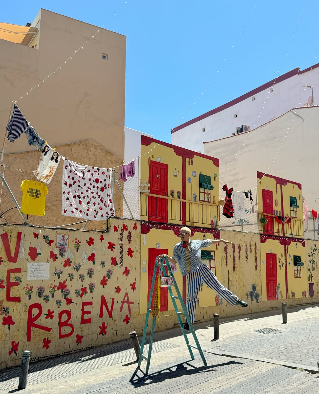 Una corrala colorida para las fiestas de San Cayetano 🌹una de las cosas que más me ha enseñado Madrid desde que llegué e