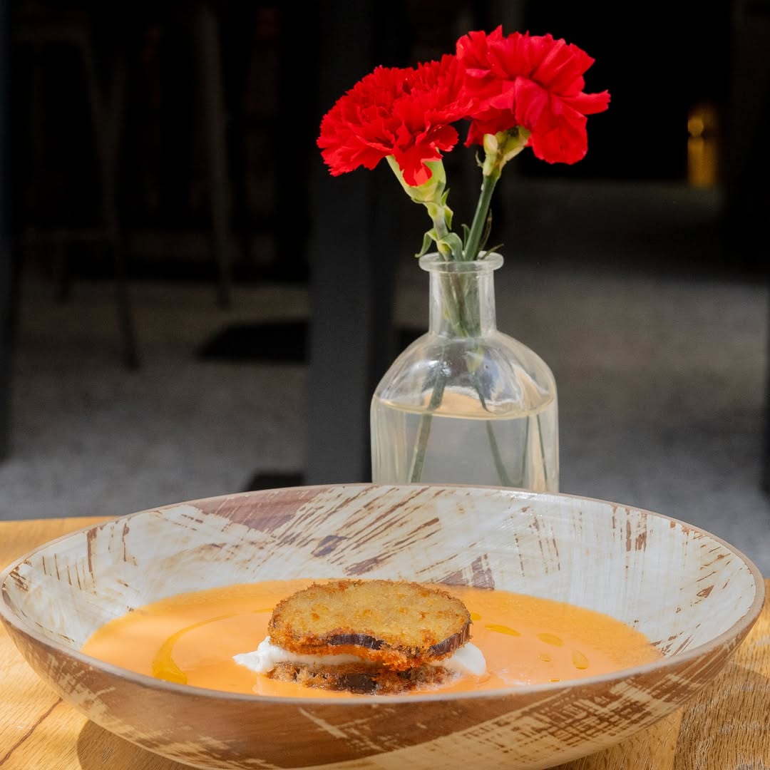 Salmorejo con milhoja de mozarella. Ya estamos en horario normal de 13/ 1 pm findes 2 ! #santaisabel42 #lavapies #tasca