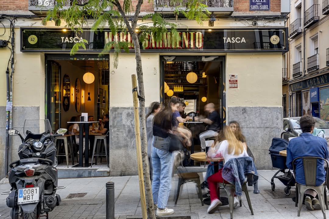 Feliz miércoles a todos , os recordamos que en agosto hasta 25 abriremos de 18-1pm 🫶gracias . #santaisabel42 #lavapies #