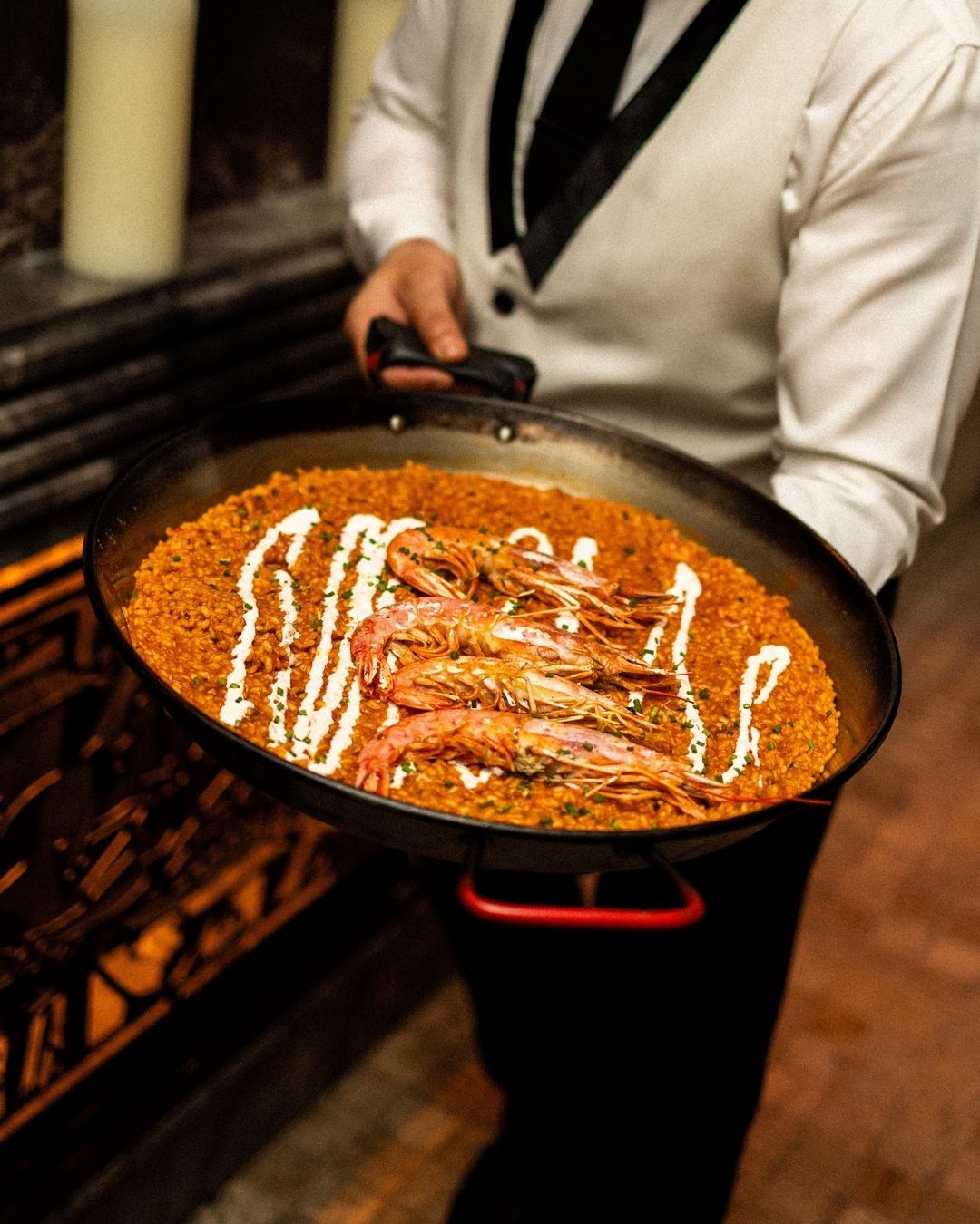 Today belongs to the paella. 🥘
One pan at the centre of the table, rice taking on every last bit of flavour, and spoons