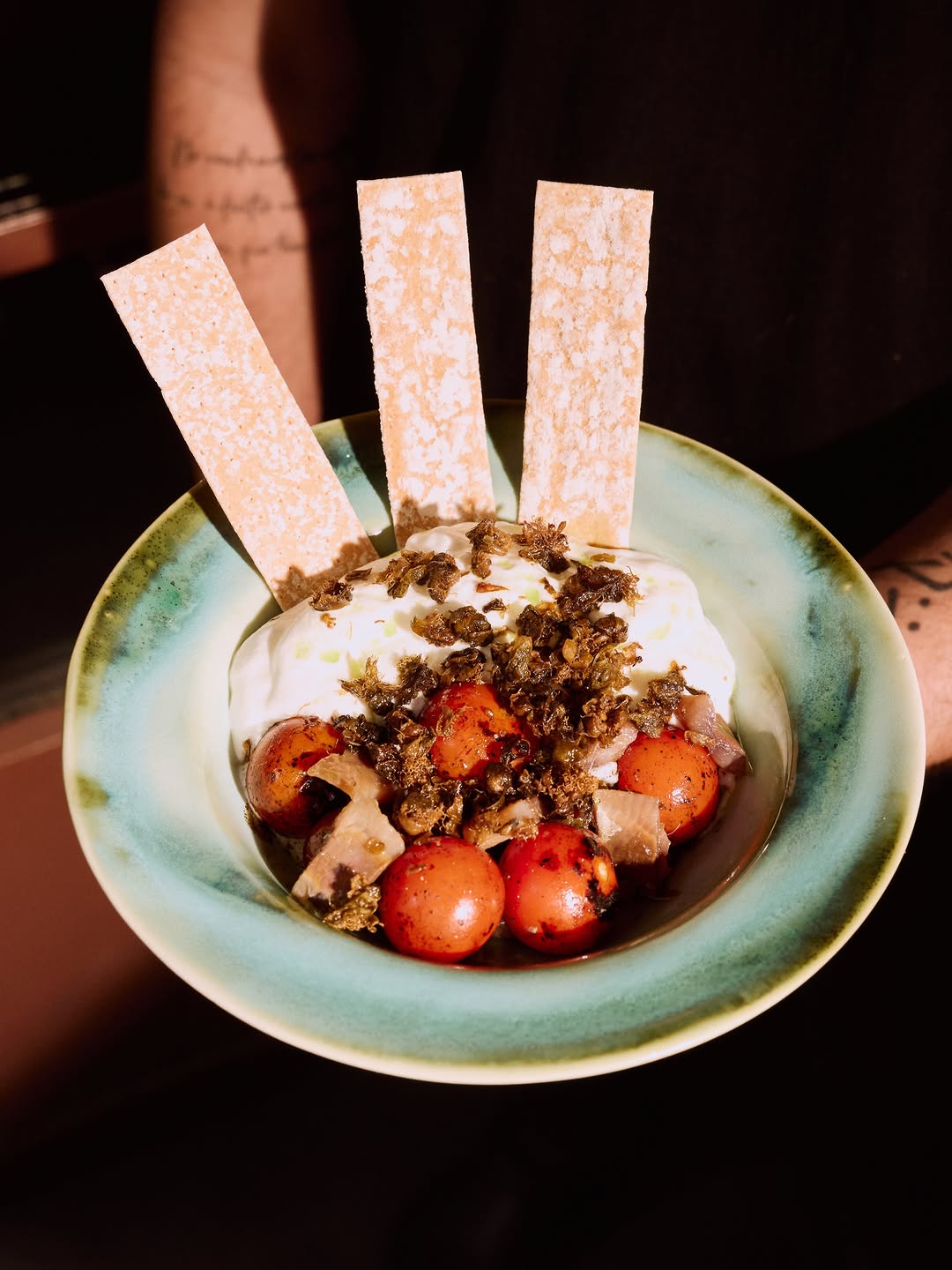 El labneh estilo Tatema nace de una idea sencilla: hacer un plato fresco, ligero y ahumado. Diego se inspiró en el labne