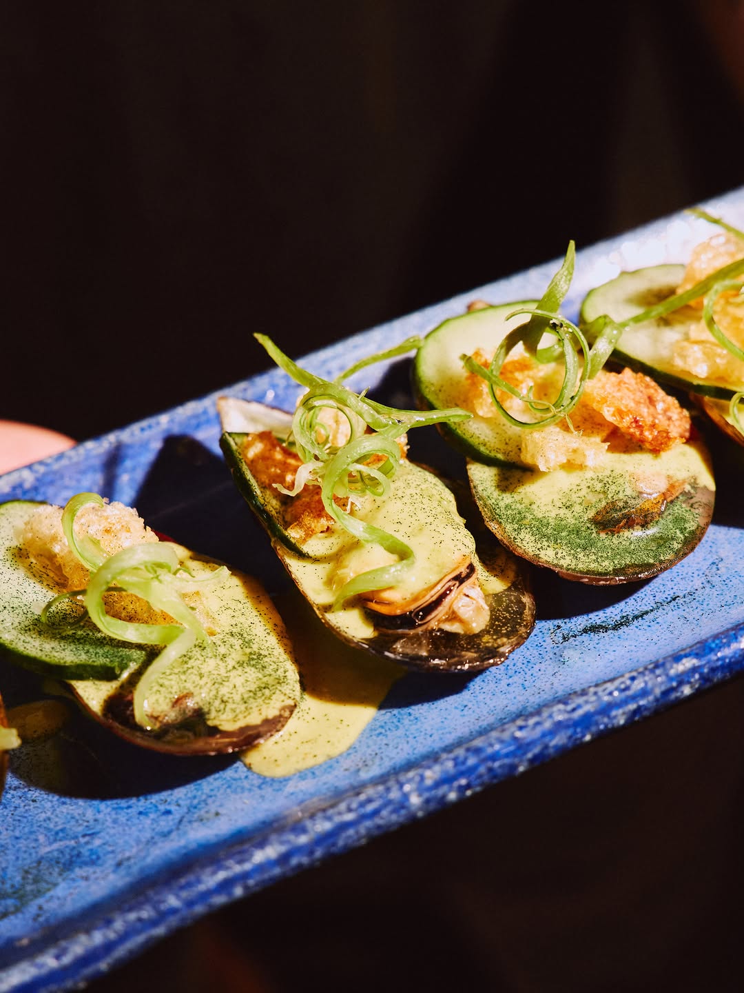 Mejillones Tatema, versión verano: frescos, ácidos, ahumados y sin gluten.
Los escabechamos ligeramente y luego pasan