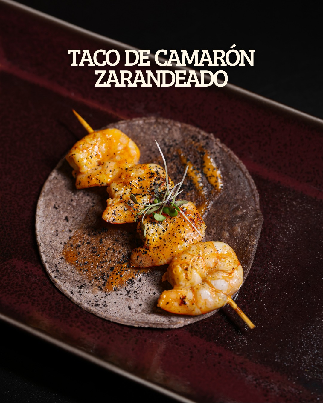 ¿Ya conoces el taco de camarón zarandeado?
Langostinos a la brasa, adobo de chiles secos, mantequilla, perejil y ceniza