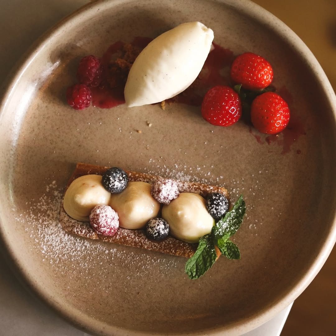 Y sí… en México también sabemos poner el broche dulce. ✨Texturas, fruta, crema y ese toque de tradición que convierte el
