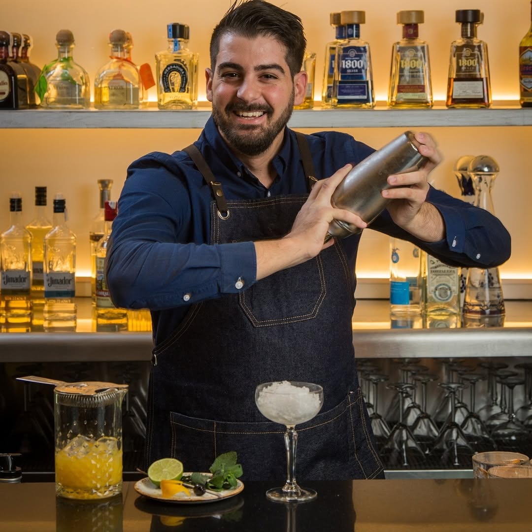 Detrás de cada gran cóctel hay técnica, pasión y muchas horas detrás de la barra. 🍸🇲🇽En TEPIC, México también se sirve e