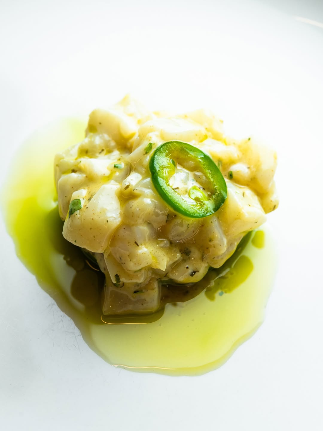 Frescura, sabor y un primer bocado que seré el apetito.

Tartar de vieiras.

#foodies #gastronomia #terraceo