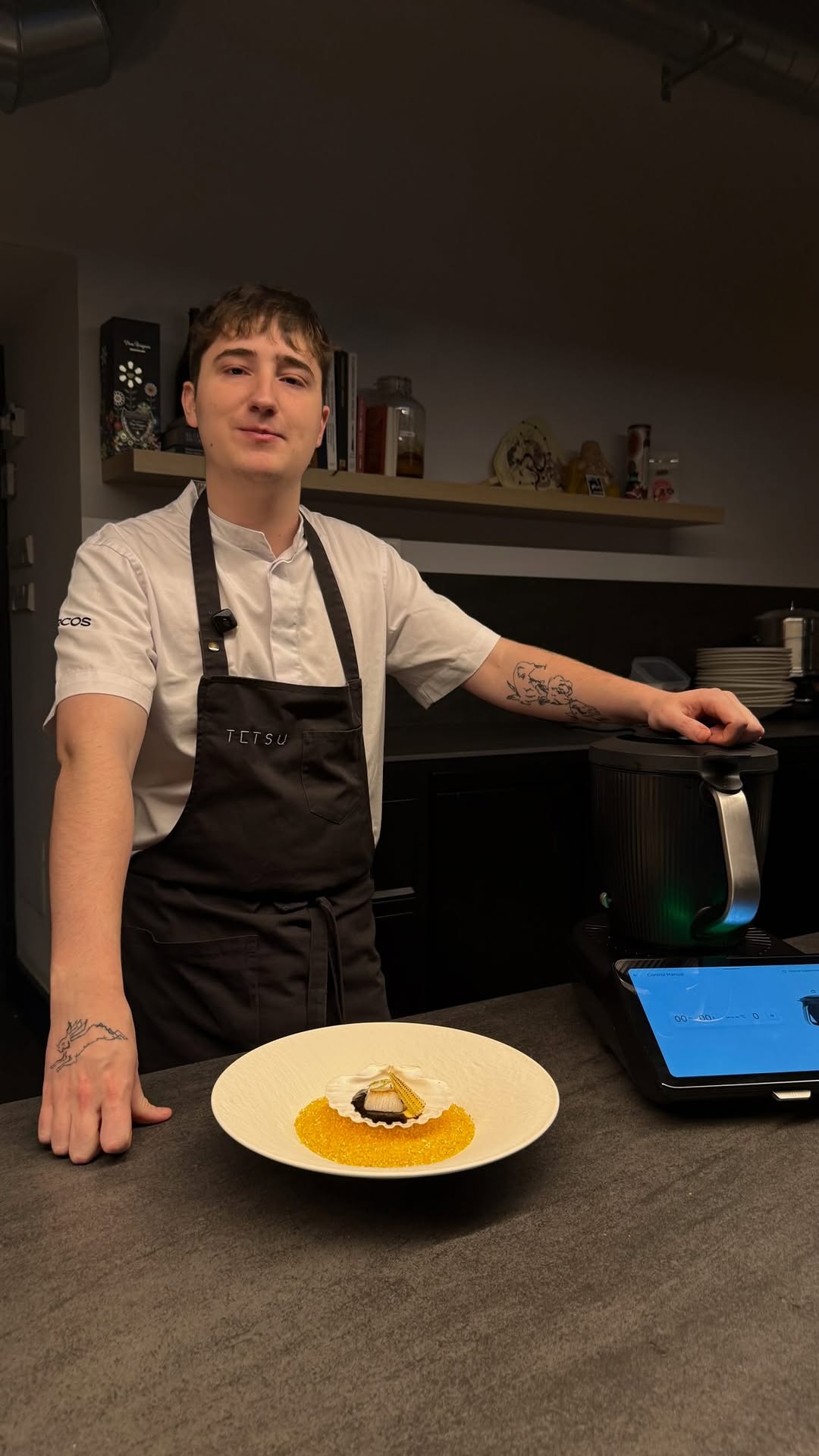 👨‍🍳El chef Miguel Aguilar de @tetsu_restaurante prepara su emblemático plato de Vieira de Hokkaidō con Thermomix® TM7.
E