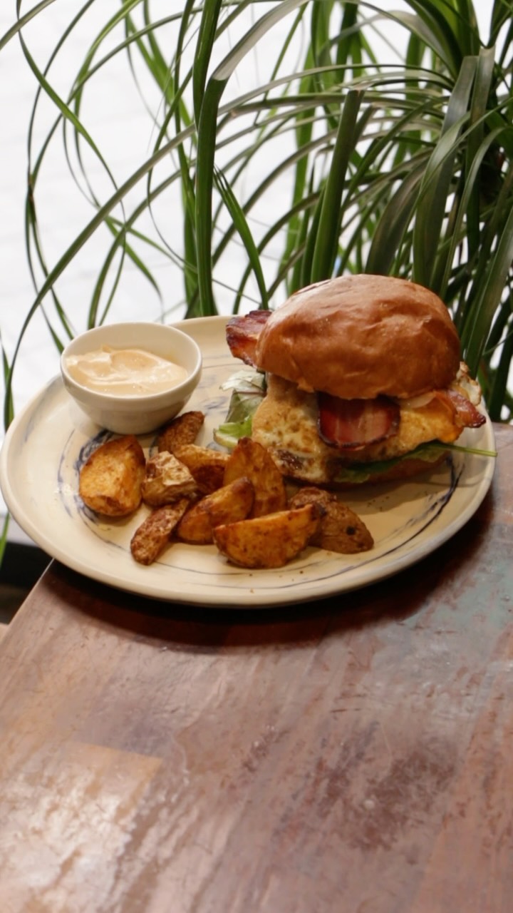 When everything is closed in Madrid,
our chicken burger is here for your summer cravings.

Come by and make it your next
