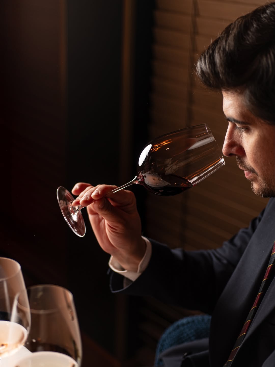 Un viaje enológico a través de los sentidos. Una experiencia que recorre origen, estilo y matices. 

El vino entendido d