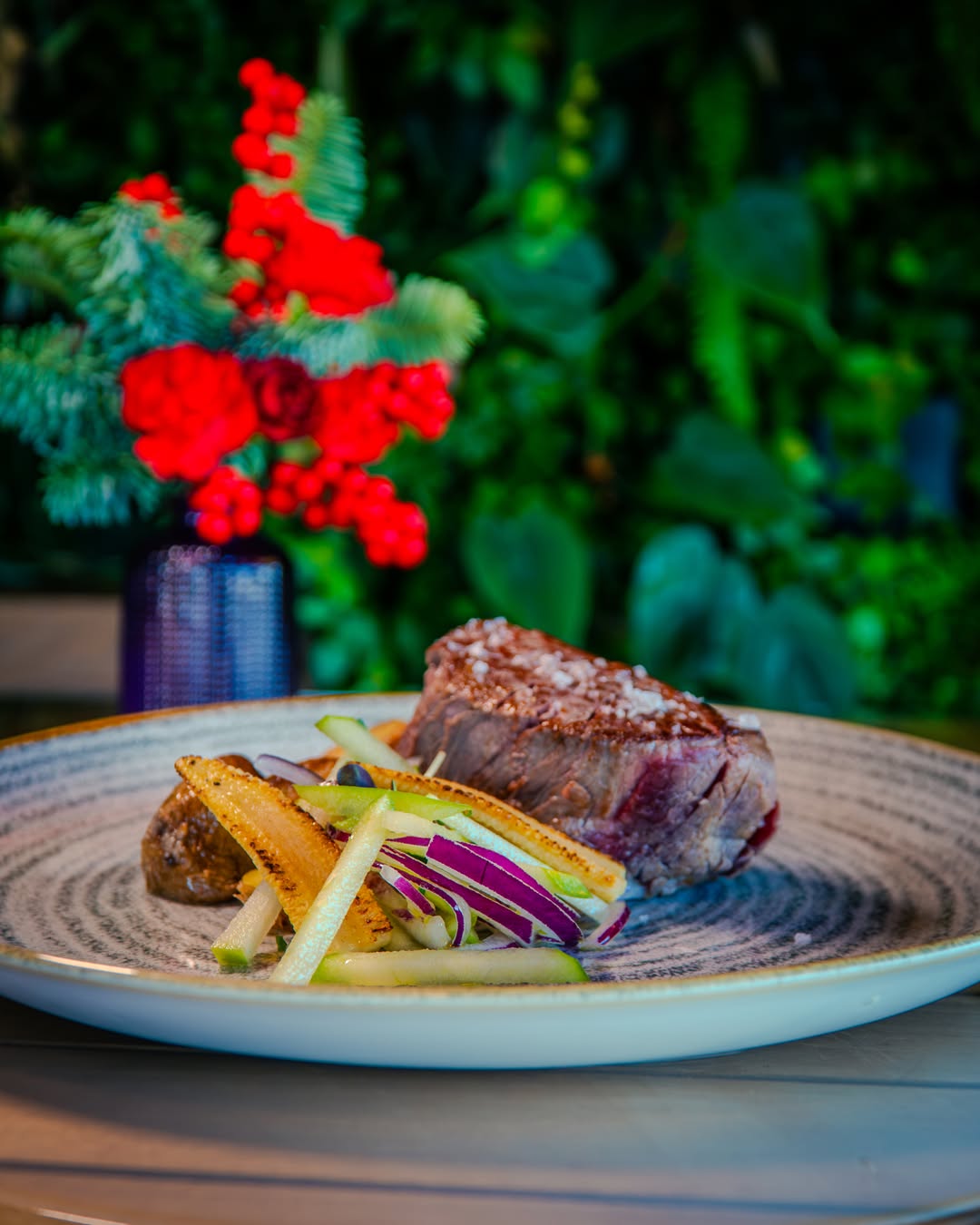 Esta semana volvemos a lo nuestro. 🥩🌿
Solomillo en su punto, manzana verde, cebolla morada encurtida y una chip crujien
