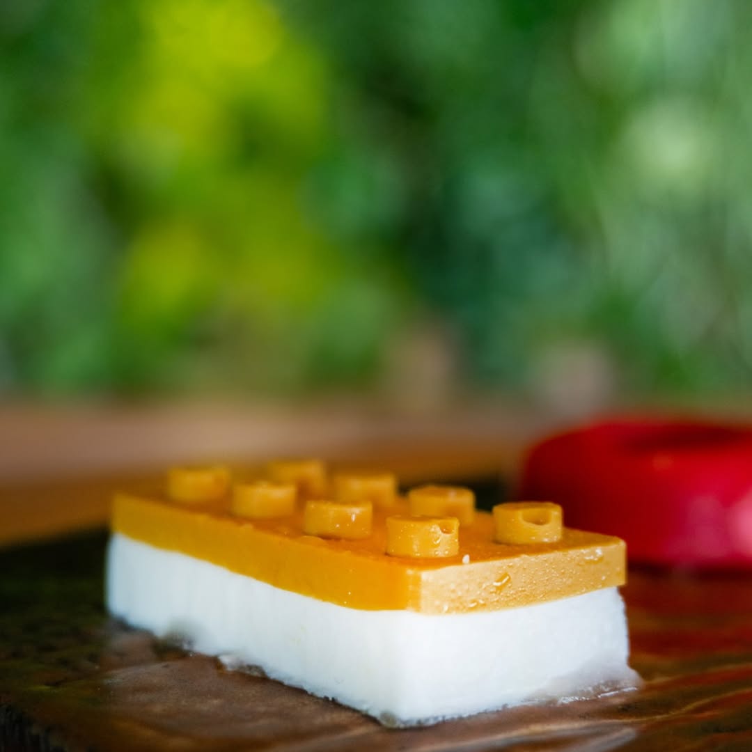 Hay platos que no se anuncian.
Simplemente aparecen.
Y hacen que la noche cambie de ritmo.
Ce soir.
Reservas en bio.