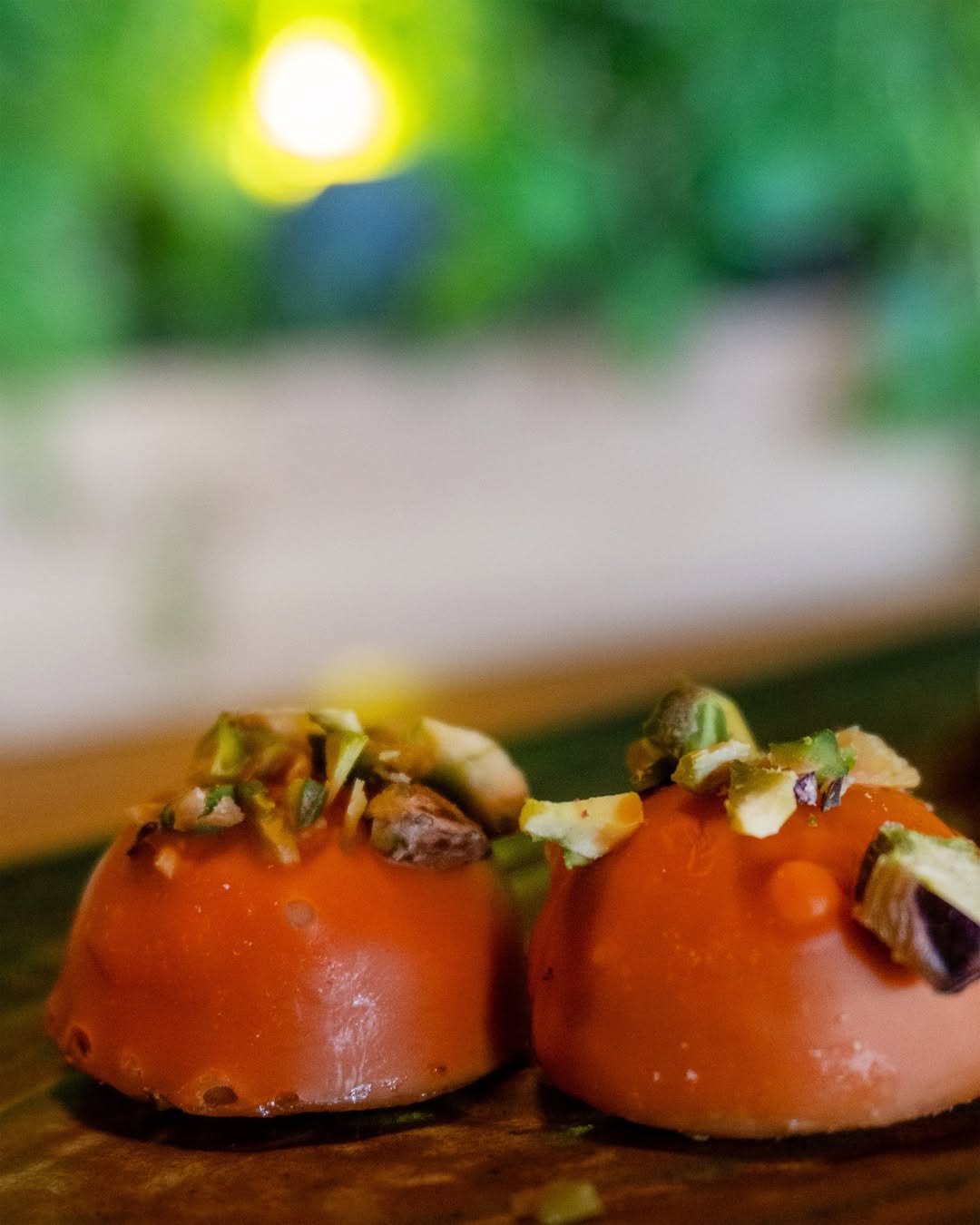 Hay lugares donde cenas.
Y lugares donde la noche empieza de verdad.
Una cocina abierta al detalle, sabores mediterráne