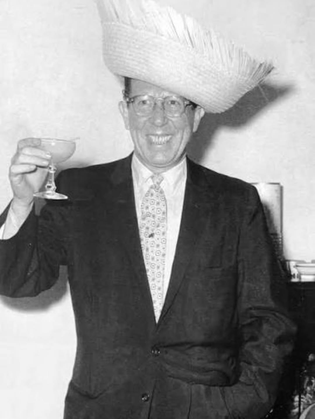 Hoy celebramos el cumpleaños de Joe Scialom, creador del Sufferin Bastard y una docena de cocteles tan influyentes en el