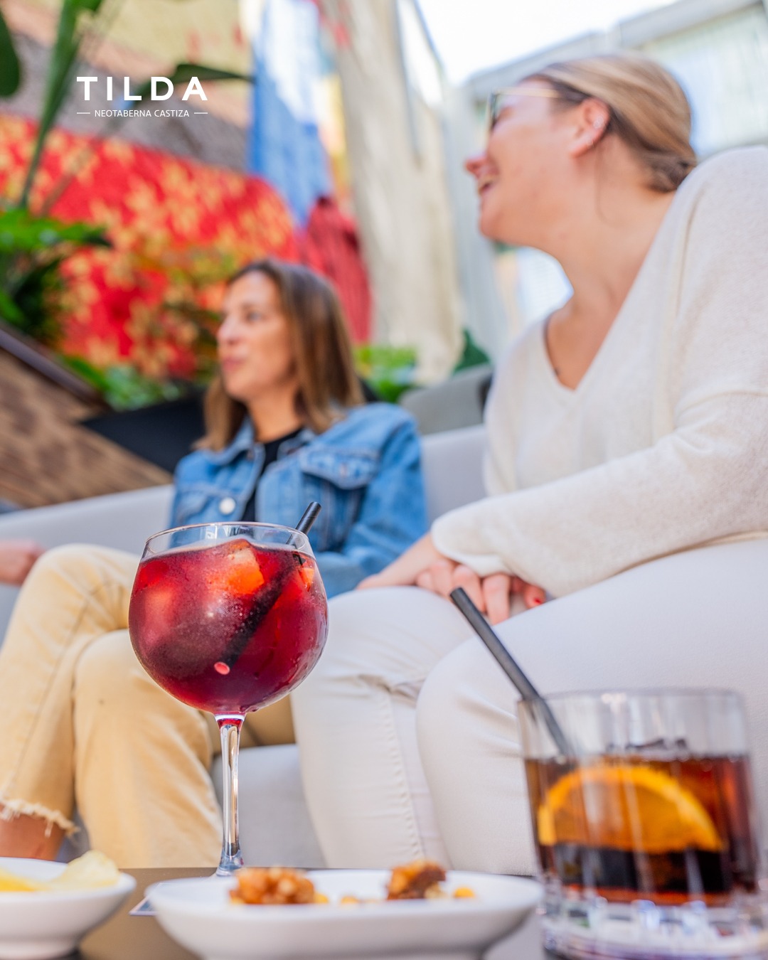 Buena compañía, platos para compartir y tiempo para disfrutar.

Así se viven los momentos en Tilda. 🍷