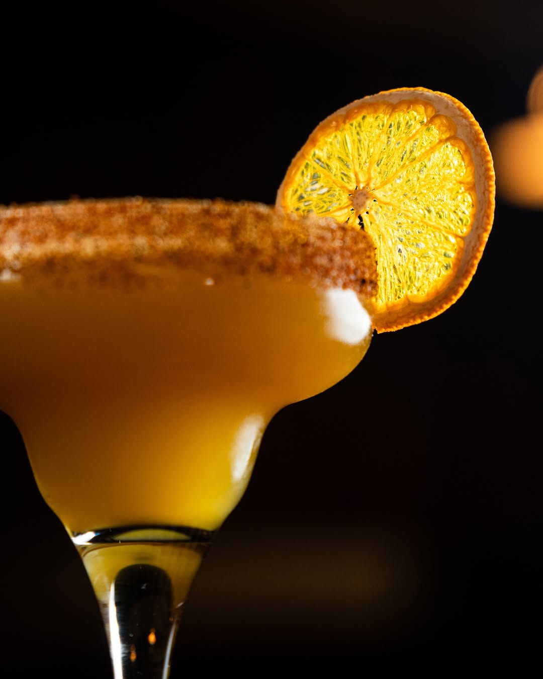 Parece un rayito de sol hasta que aparece el mezcal.
Margarita de Mezcal
Mezcal infusionado con cardamomo y canela, pur