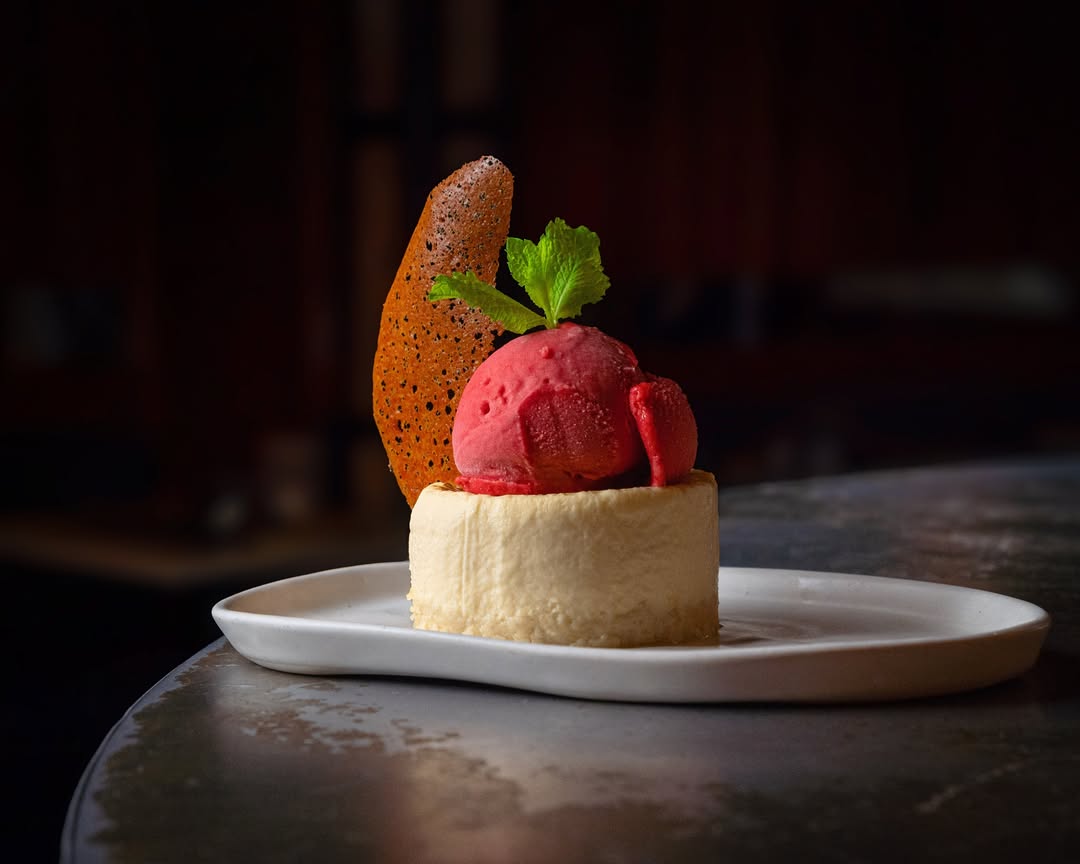 Tarta de queso, sí.
Como todas, ni de coña.
Tarta de queso al tomillo, helado de frambuesa y crujiente de remolacha.
•