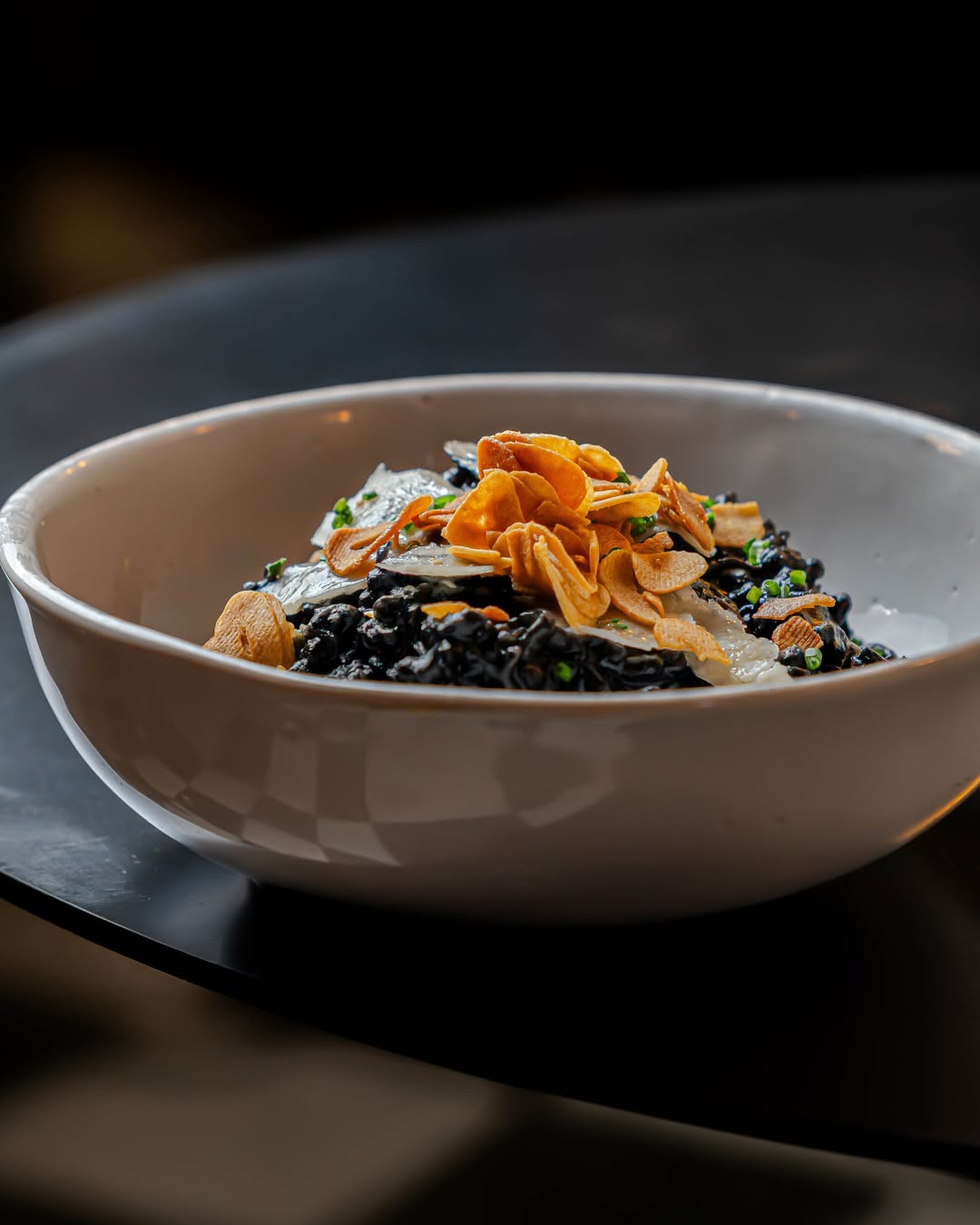 Cuando un risotto está en su prime.
Risotto con chipirones en su tinta y chips de ajo.
•
•
•
TOGUITA Restaurante
Cava