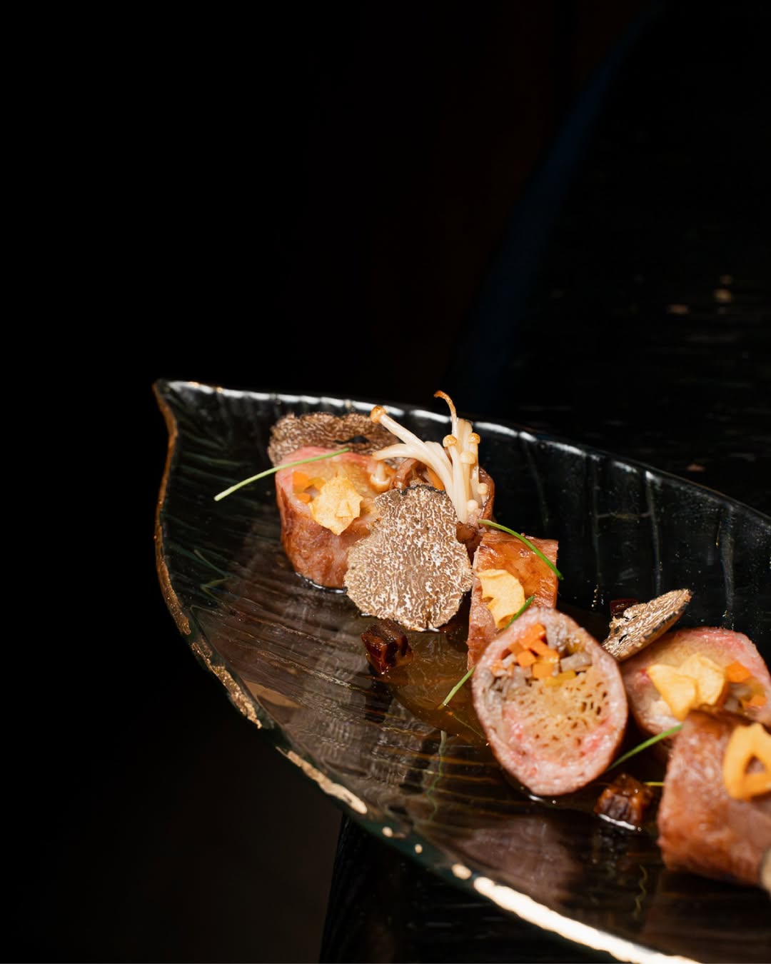 Cuando combinas un lomo de Wagyu A5, enoki y gobo, bajo el velo de la trufa de invierno, la profundidad de la demi-glace