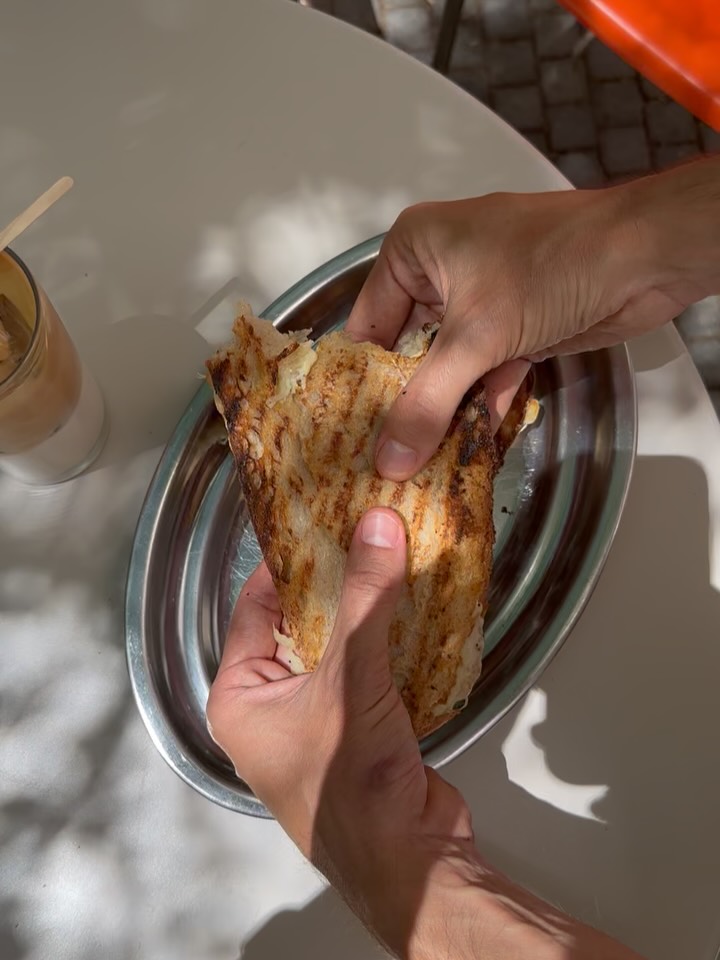 SUMMER GRILLED CHEESE. FRESCO VEGETAL.
El SUMMER GRILLED CHEESE / Rodaja de hogaza. Feta. Havarti. Tomillo limón
FRES