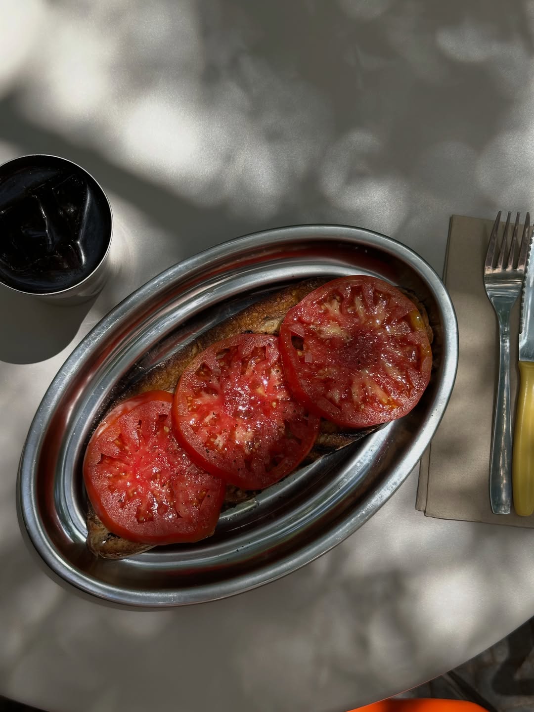 FUERA DE CARTA. LO QUE DURE LA COSECHA
Tostada de rodaja de tomate toro, de la huerta de @familiahevillaeco con ajo, sa