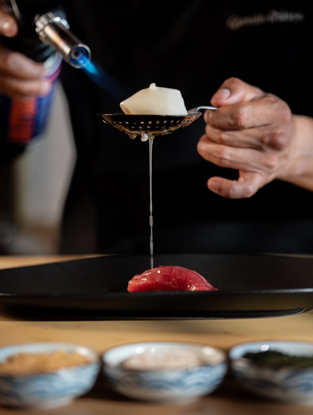 Uno de nuestros nigiris en carta que mayor fascinación crean. Nigiri de atún con grasa de wagyu y caviar, la mezcla perf